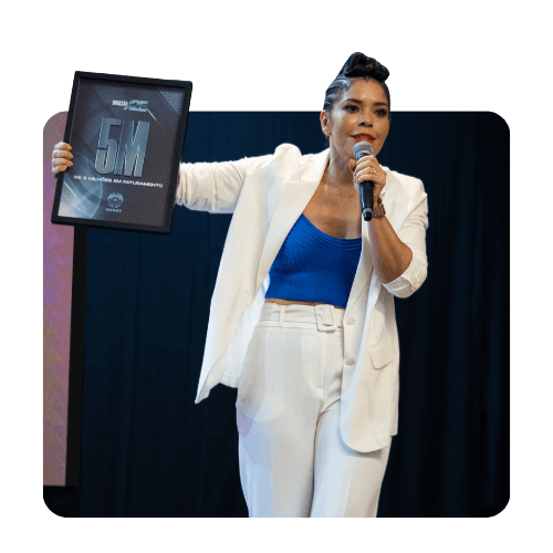 Joelma com placa de faturamento